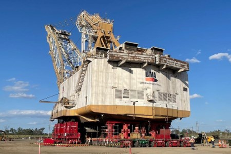 В Австралии рекордно быстро переместили 3100-тонный драглайн